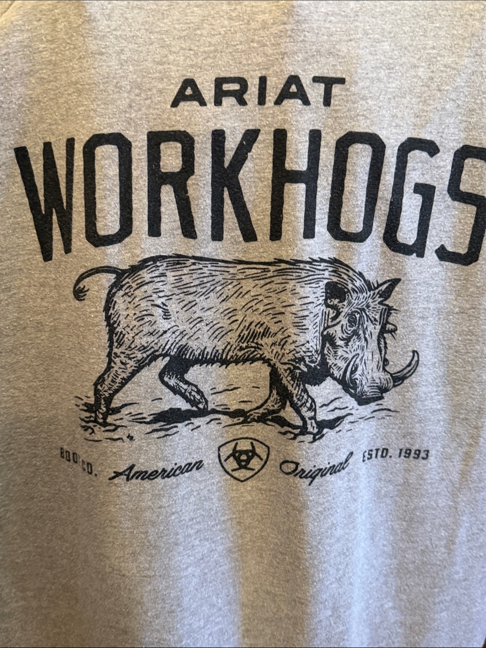 🎬🎬🎬BOGOHO🎬🎬🎬Ariat Short Sleeve Pocket Tee Bundle of 2 Gray & Maroon - Picture 6 of 10